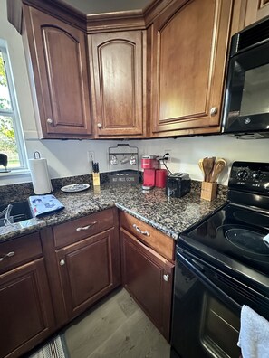 Fridge, microwave, stovetop, dishwasher - Twin Palm Cottage (Fort Myers)