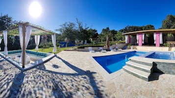 Villa familiar, 4 habitaciones, vista a la montaña | Decoración personalizada, muebles diferentes y ropa de cama