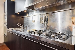 Refrigerador, microondas, horno y parrilla de estufa