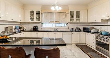 Comfort Private room with queen bed & study