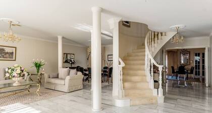 Comfort Private room with queen bed & study