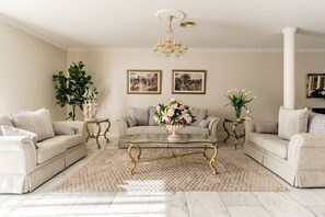 TV - Comfort Private room with queen bed & study (Preston)