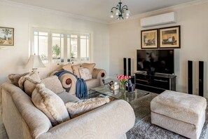 TV - Comfort Private room with queen bed & study (Preston)