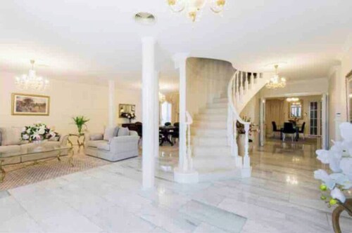 Cosy private room easy access to city & airport