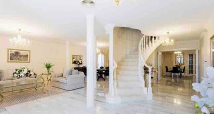 Cosy private room easy access to city & airport