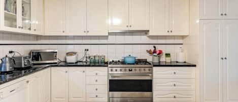 Réfrigérateur, four à micro-ondes, un four, surface de cuisson