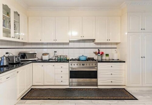 Cosy private room easy access to city & airport