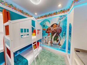 Maison familiale, plusieurs chambres, piscine privée | Décor unique, ameublement unique, bureau