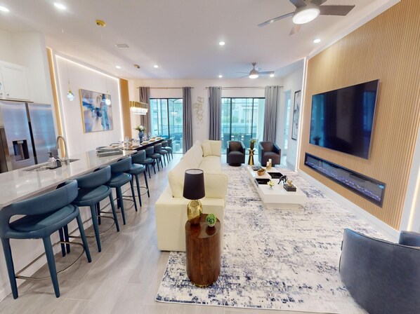 Living area - Bernie Pool Home 8 BED (Orlando)