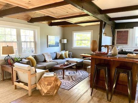 TV. Modern Rustic Retreat in Poconos
