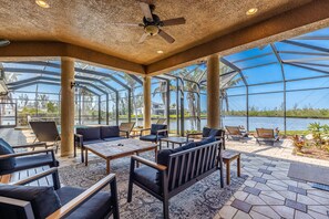 Terrace/patio - SIMPLY AMAZING - Water views, Sunsets, Pool & Spa, Bikes & Kayaks -  Villa Mangrove - Roelens (Cape Coral)
