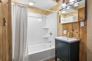 Deluxe Bungalow | Bathroom | Hair dryer, towels, soap, shampoo - The Inn & More  (Glen)