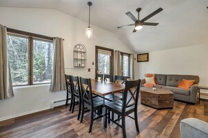 Signature Bungalow | Private kitchen | Freezer, paper towels