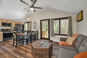 Signature Bungalow | Living area | Smart TV, Netflix, Hulu, streaming services