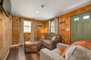 Deluxe Bungalow | Living area | Smart TV, Netflix, Hulu, streaming services