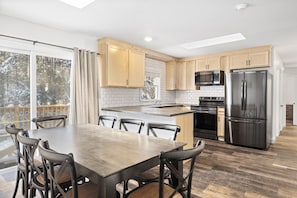 Superior Apartment | Private kitchen | Freezer, paper towels