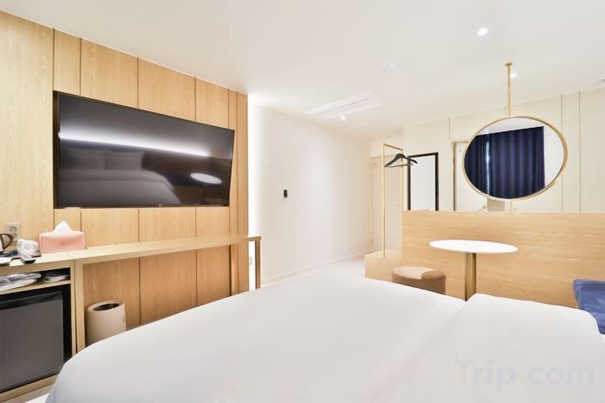 Premium bedding, desk, blackout drapes, soundproofing