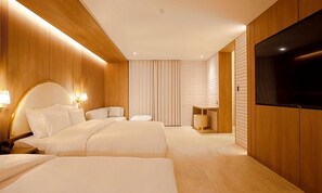 A modern hotel room with a large bed, bedside tables, a TV, and a seating area. - GUMDAN IPPDA HOTEL (Incheon)