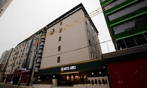 A multi-story hotel with a prominent sign reading "HOTEL OIYONDA".