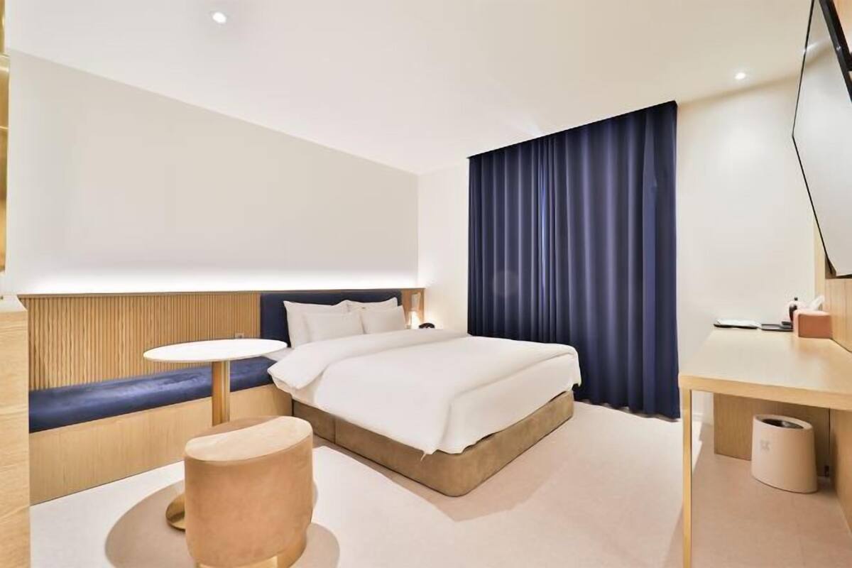 Premium bedding, desk, blackout drapes, soundproofing