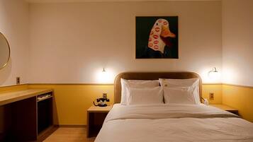 Een hotelkamer met een bed, nachtkastjes, een bureau en een schilderij aan de muur.