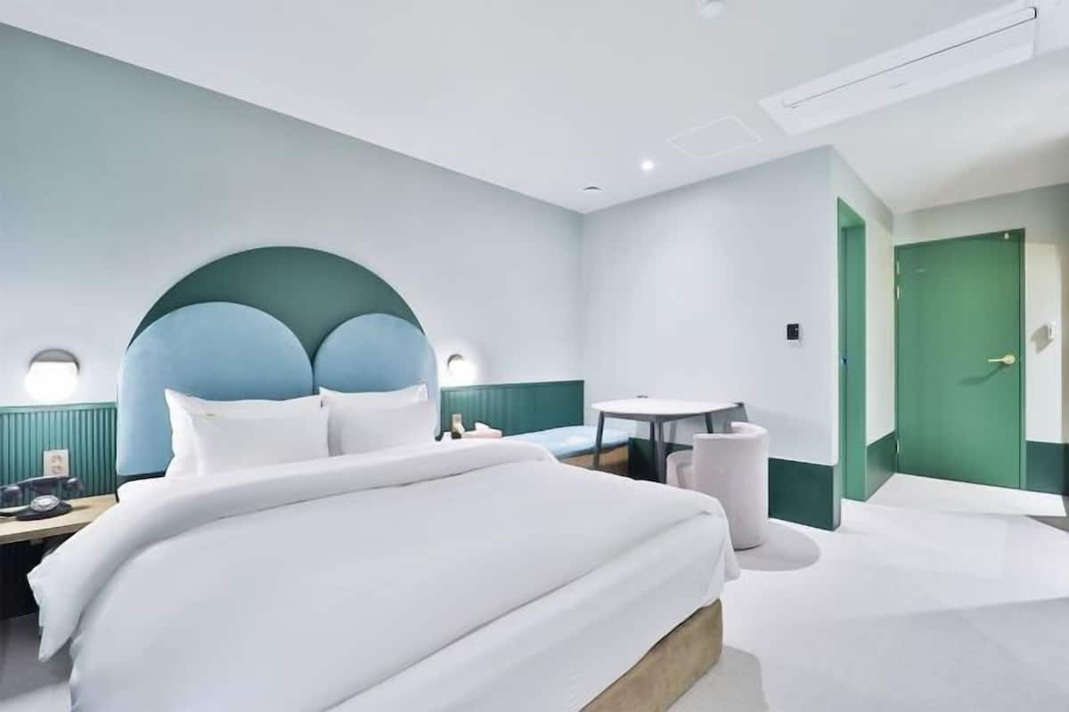 Premium bedding, desk, blackout drapes, soundproofing