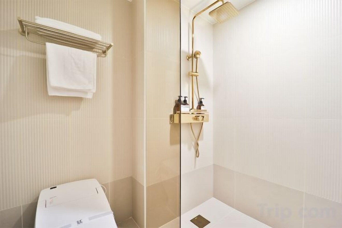 Amenidades de baño gratuitas, secadora de cabello, batas, pantuflas 