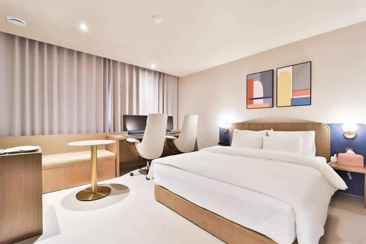 Premium bedding, desk, blackout drapes, soundproofing