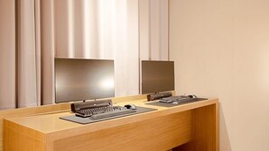 Ein moderner Schreibtisch mit zwei Bildschirmen, einer Tastatur und einer Maus.