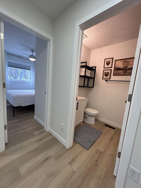 3 habitaciones, escritorio y tabla de planchar con plancha