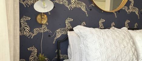 3 soverom, skrivebord, strykejern/-brett og reiseseng for barn