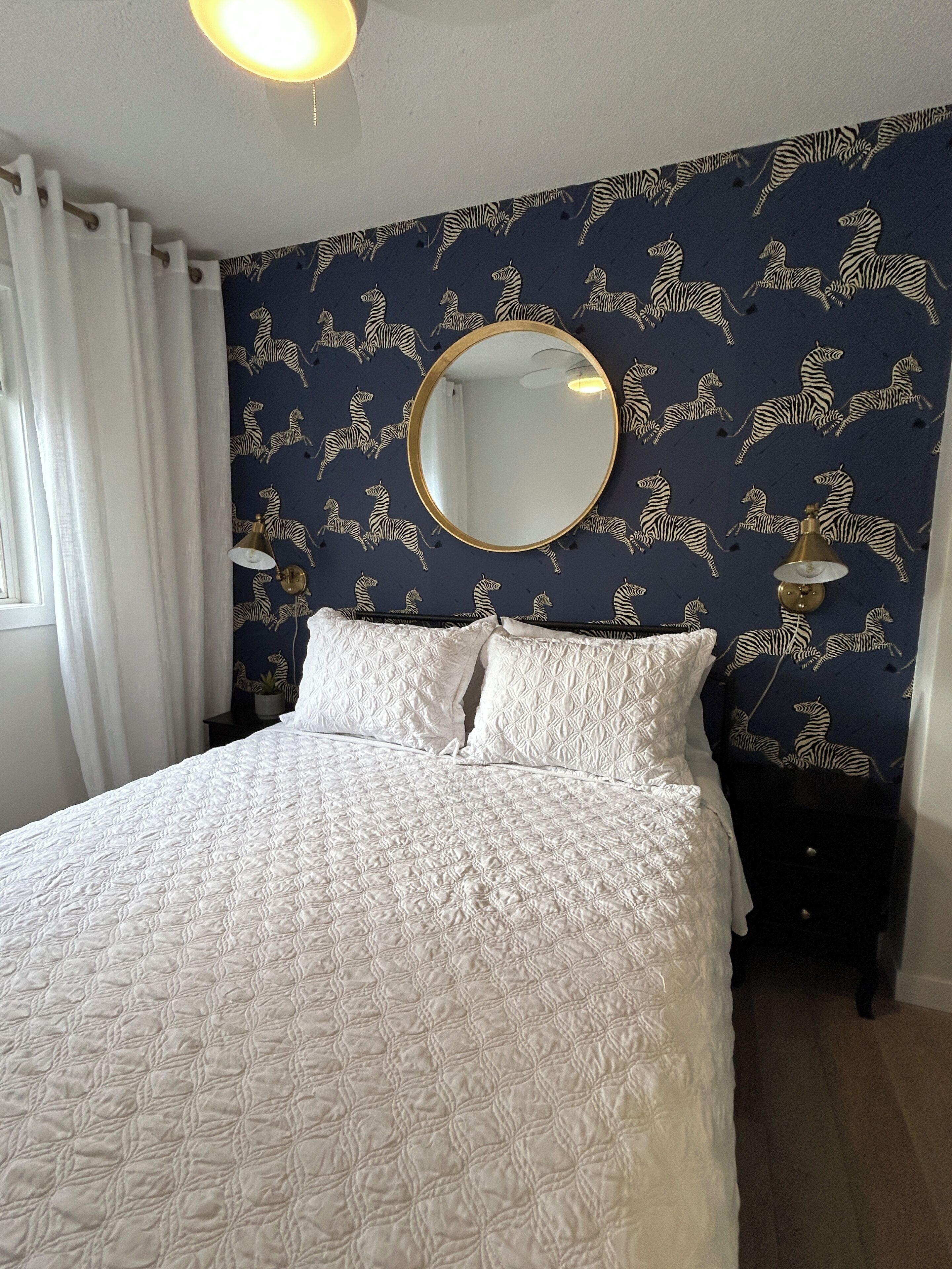 3 chambres, bureau, fer et planche à repasser, lit parapluie