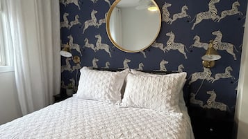 2 slaapkamers, een bureau, een strijkplank/strijkijzer, reisbedje