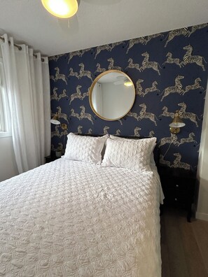 2 dormitorios, escritorio, tabla de planchar con plancha y cuna de viaje