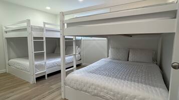 2 slaapkamers, een bureau, een strijkplank/strijkijzer, reisbedje