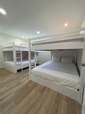 2 dormitorios, escritorio, tabla de planchar con plancha y cuna de viaje