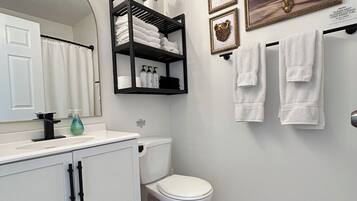 Asciugacapelli, asciugamani, sapone, shampoo