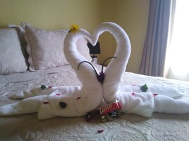 2 habitaciones, caja de seguridad en la habitación y escritorio 