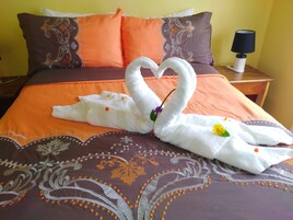 2 habitaciones, caja de seguridad en la habitación y escritorio 