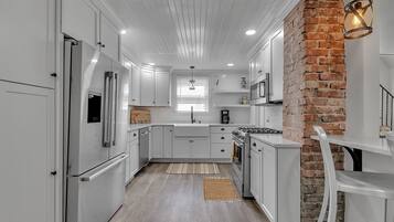 Kjøleskap, mikrobølgeovn, ovn og kokeplater