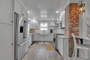 Fridge, microwave, oven, stovetop - ~Booking Year-Round~ 4B 2.5 BATH Updated Grandview Bay Home (Angola)