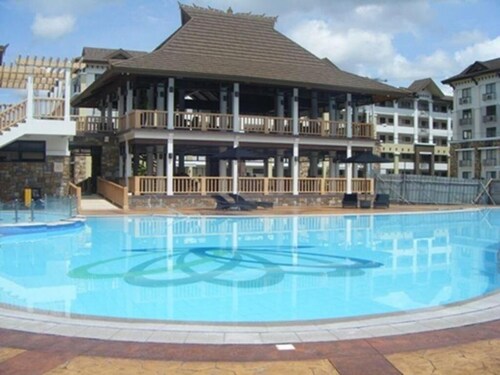 2 BR Condo close to SM City, convenience store, coffee shop and downtown.