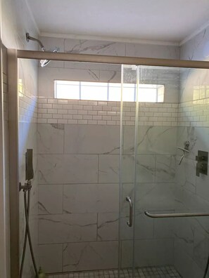 Douche, sèche-cheveux, serviettes fournies, savon