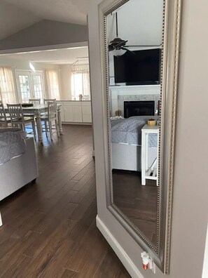 Interior - The Deras cozy house! (Jacksonville)