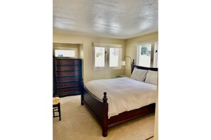 2 bedrooms, desk, WiFi, bed sheets