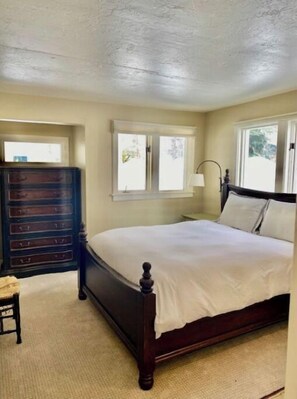 2 bedrooms, desk, WiFi, bed sheets