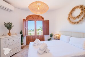 5 bedrooms, iron/ironing board, free WiFi, bed sheets