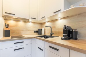 Geladeira, micro-ondas, fogão, cooktop