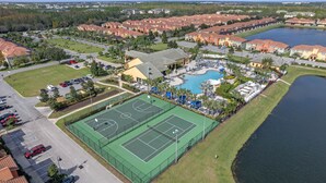 A residential area with a large swimming pool, tennis courts, and a lake. - ⭐️New listing 5 mi from Disney/Free Arcades, HeatedPool & Water park🌊 (Kissimmee)