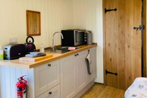 Micro-ondes, plaque de cuisson, grille-pain